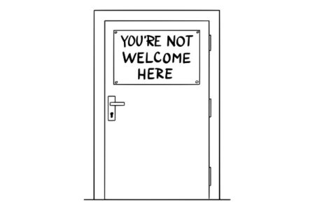 Mensaje en una puerta diciendo "No eres bienvenido".